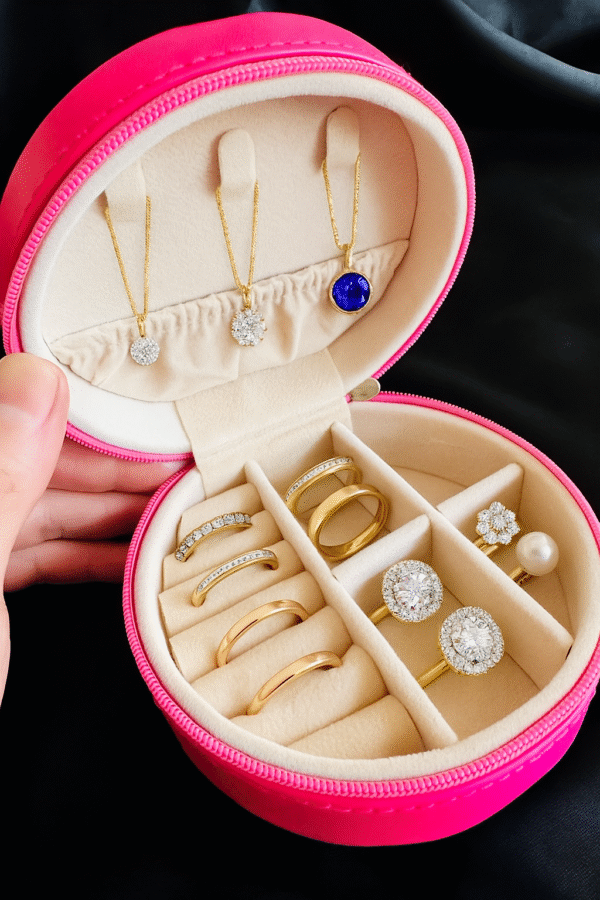 8A6D64D6-4F28-418B-97B7-C6E19832C233 Joyero Redondo de Viaje Magenta