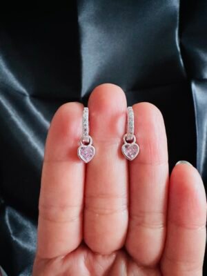 Argolla Huggie con Corazón en Circón Rosa