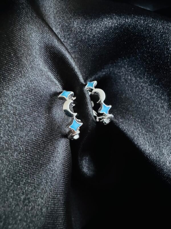 Argolla Huggie Lunas y Estrellas esmaltadas