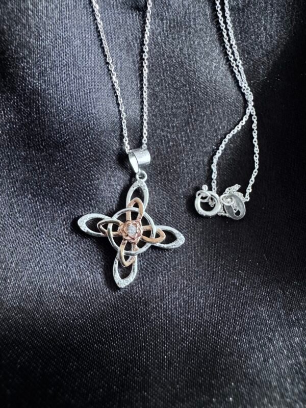 Collar Nudo de Bruja y Flor