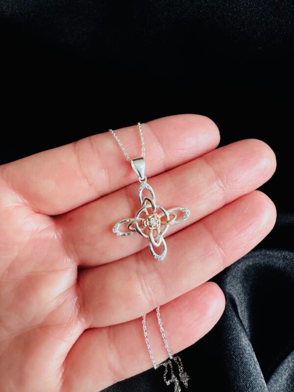 Collar Nudo de Bruja y Flor