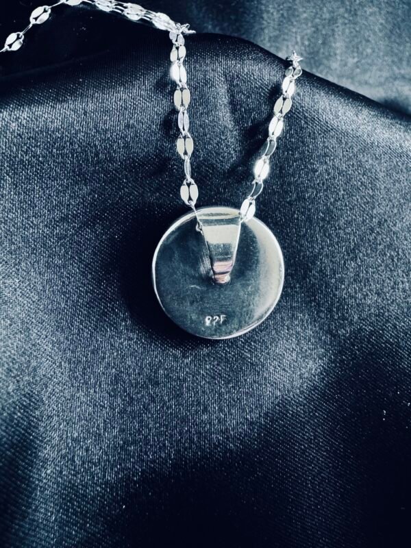 Collar Nudo de Bruja Blanco Metalizado