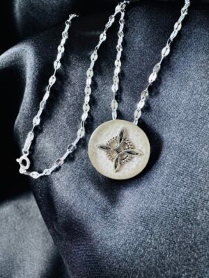 Collar Nudo de Bruja Blanco Metalizado