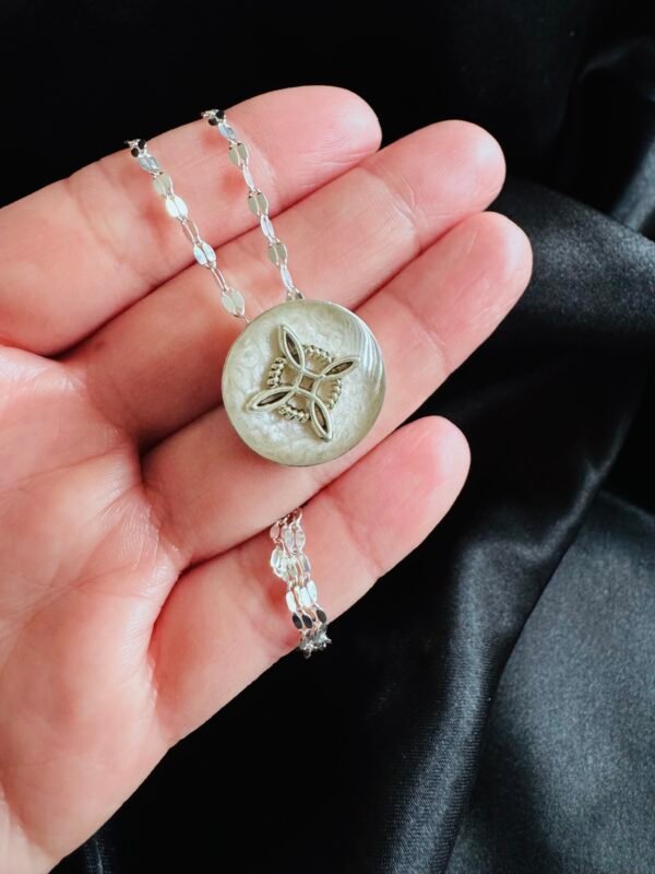 Collar Nudo de Bruja Blanco Metalizado