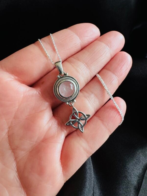 Collar Nudo de Bruja con Cuarzo