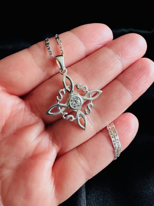 Collar Nudo de Bruja Circón