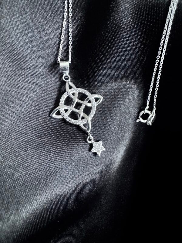 Collar Nudo de Bruja con Estrella y circones