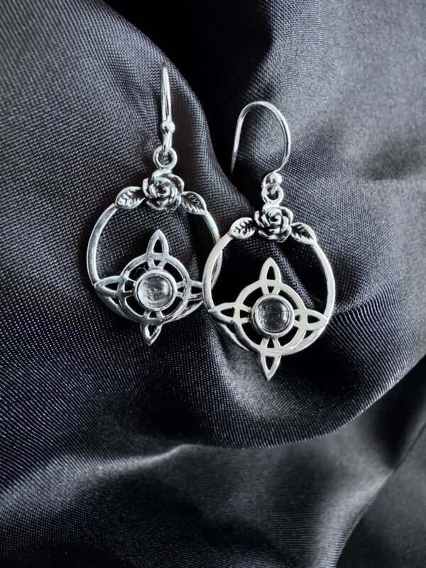 Aros Flor con Nudo de Bruja y Cuarzo