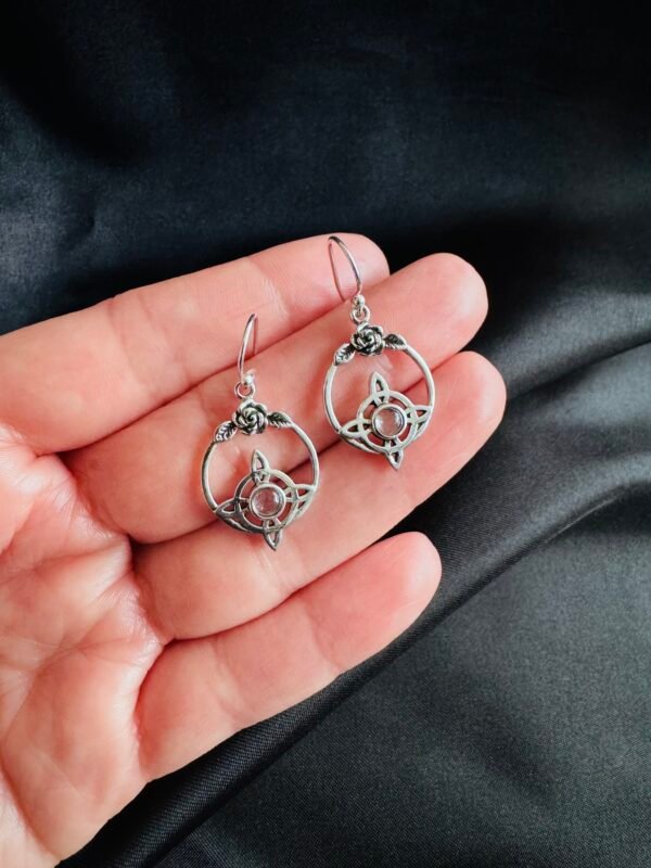 Aros Flor con Nudo de Bruja y Cuarzo