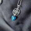 Collar Nudo de Bruja y Corazón de Cristal Azul