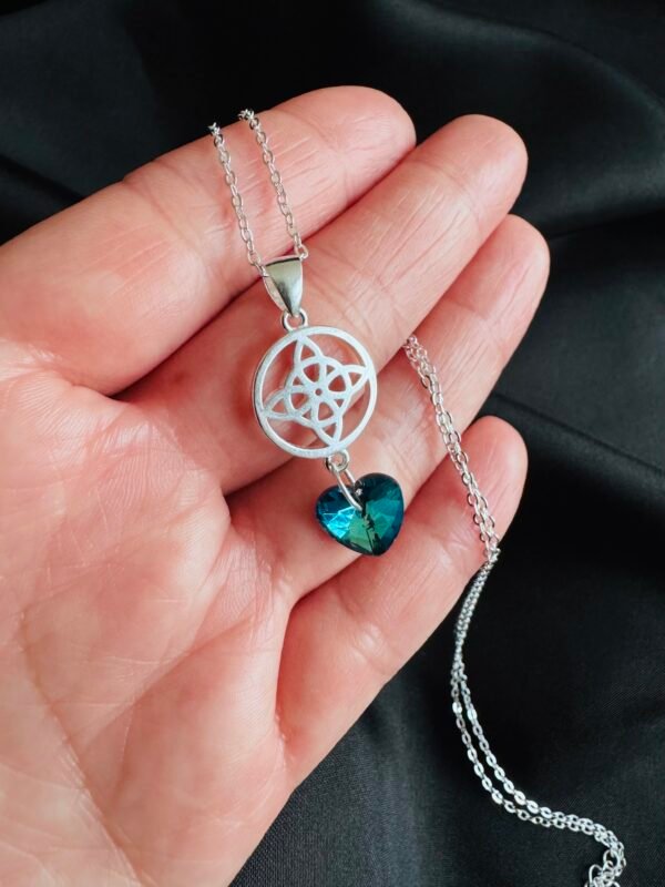 Collar Nudo de Bruja y Corazón de Cristal Azul
