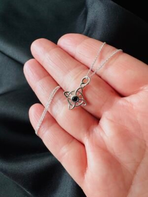 Collar Nudo de Bruja con circón