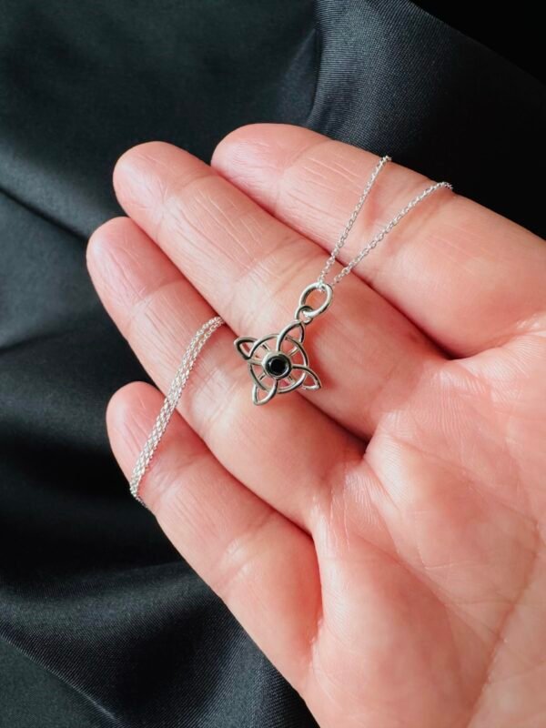 Collar Nudo de Bruja con circón