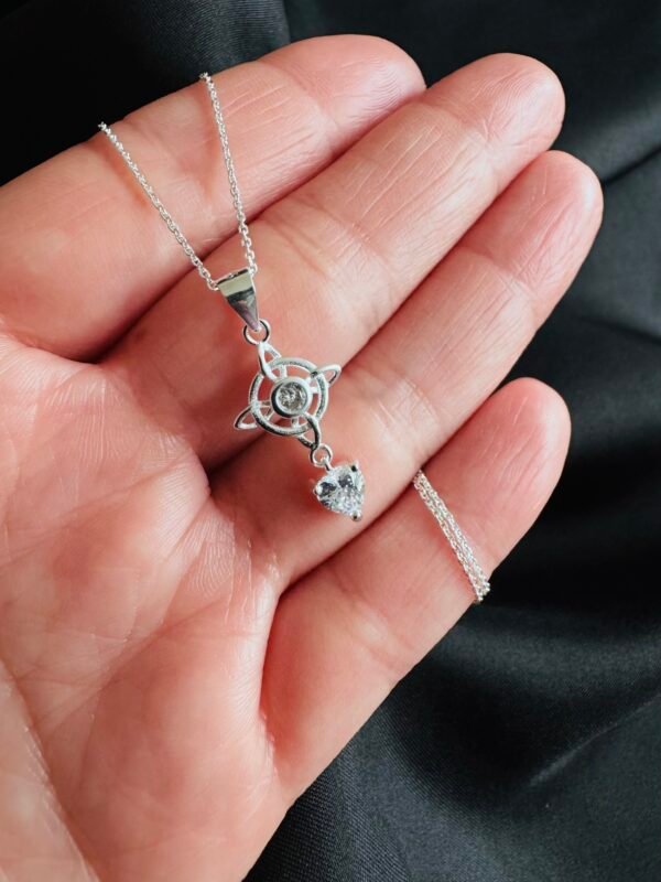 Collar Nudo de Bruja y Circón de Corazón