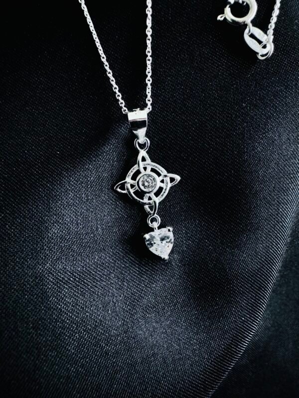 Collar Nudo de Bruja y Circón de Corazón