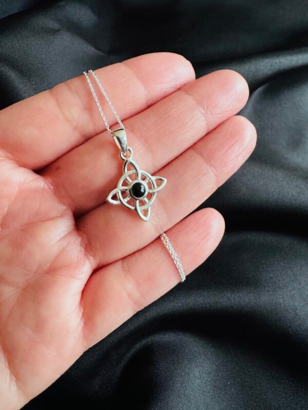 Collar Nudo de Bruja con Piedra Ónix