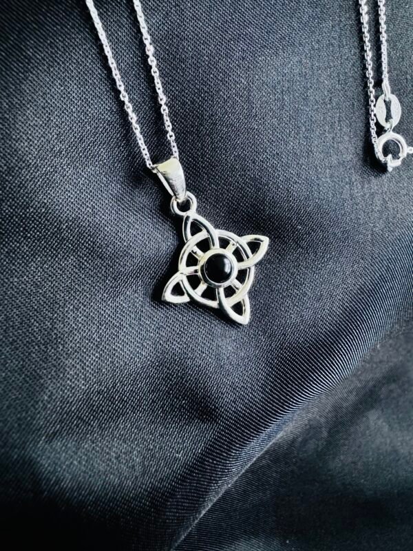 Collar Nudo de Bruja con Piedra Ónix