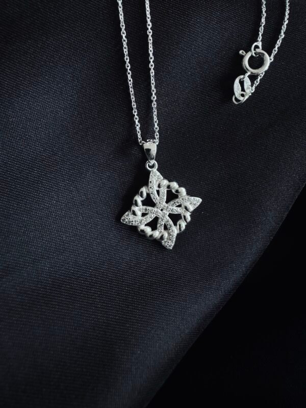 Collar Nudo de Bruja Entorchado con circones