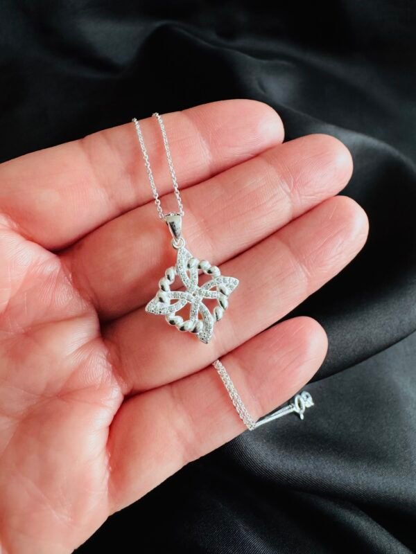 Collar Nudo de Bruja Entorchado con circones