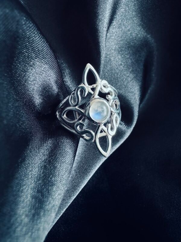 Anillo Nudo de Bruja con Piedra Luna