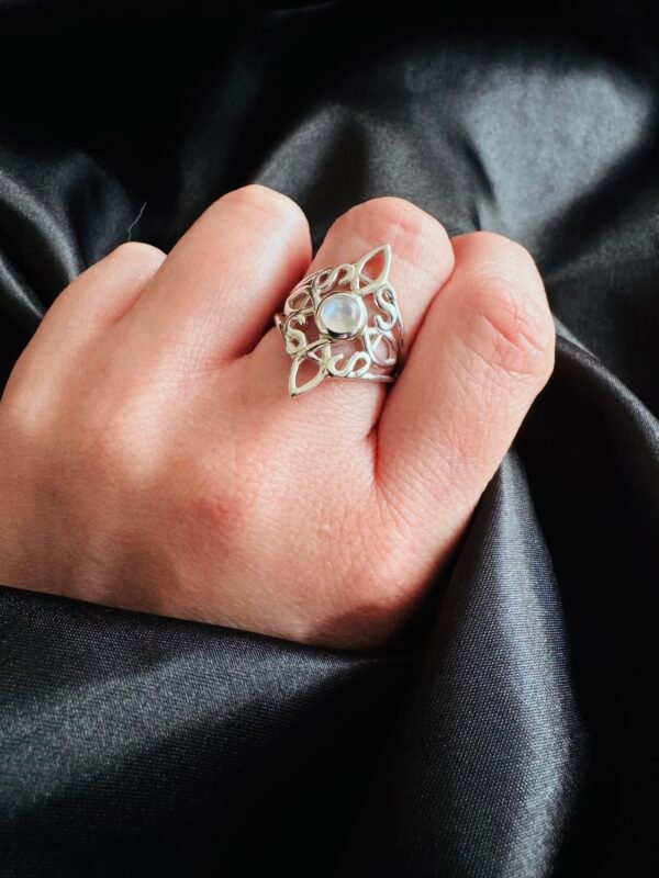 Anillo Nudo de Bruja con Piedra Luna