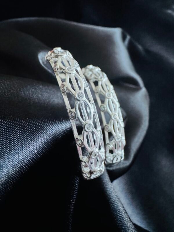 Argolla Huggie Óvalos con circones