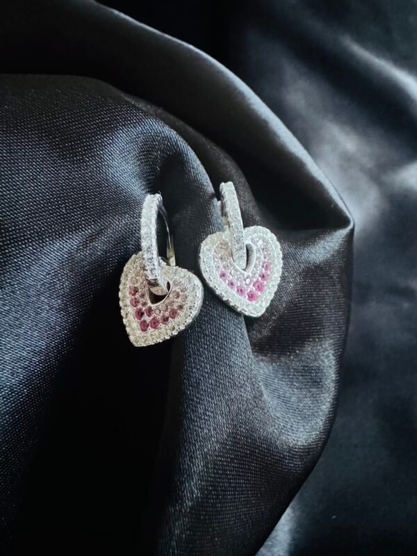 Argolla Huggie 12mm Corazón con Circones