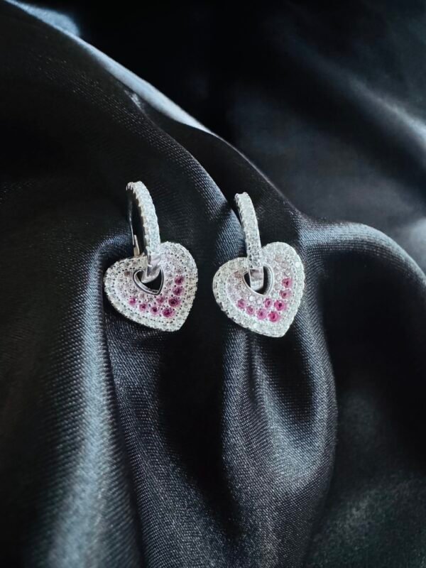 Argolla Huggie 12mm Corazón con Circones