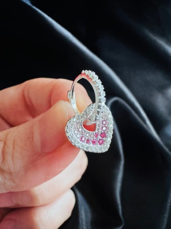 Argolla Huggie 12mm Corazón con Circones