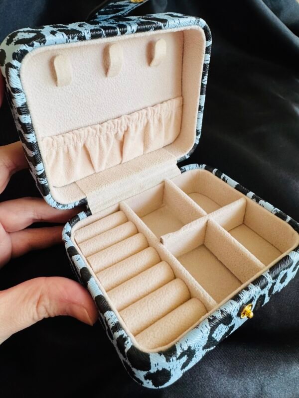 IMG_1026 Joyero de viaje Animal Print Celeste