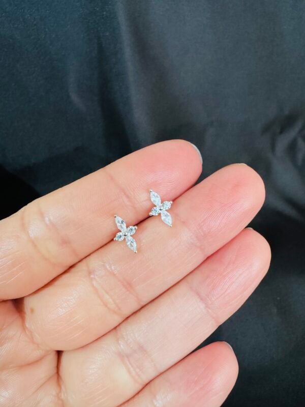 Piercing de Oreja Flor circones