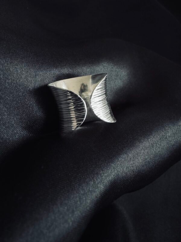 Anillo Adaptable Cóncavo Líneas Facetadas