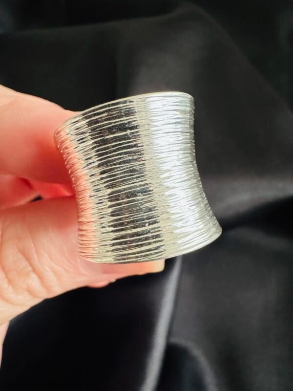 Anillo Adaptable Cóncavo Líneas Facetadas