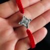 Pulsera de Hilo Rojo Nudo de Bruja con Abalón