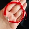 Pulsera de Hilo Rojo Nudo de Bruja con Abalón