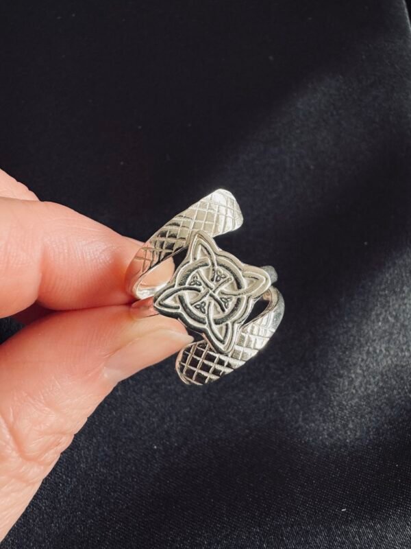 Anillo Nudo de Bruja Facetado