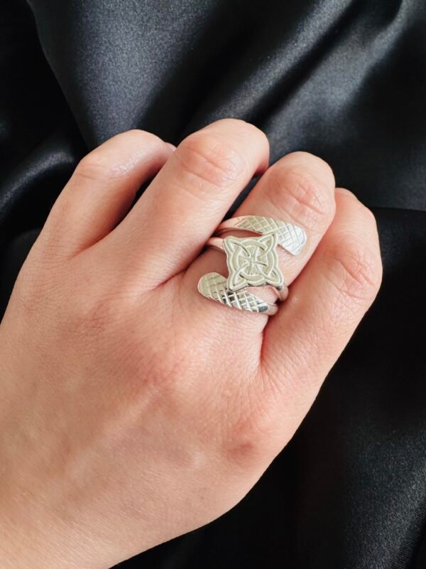 Anillo Nudo de Bruja Facetado