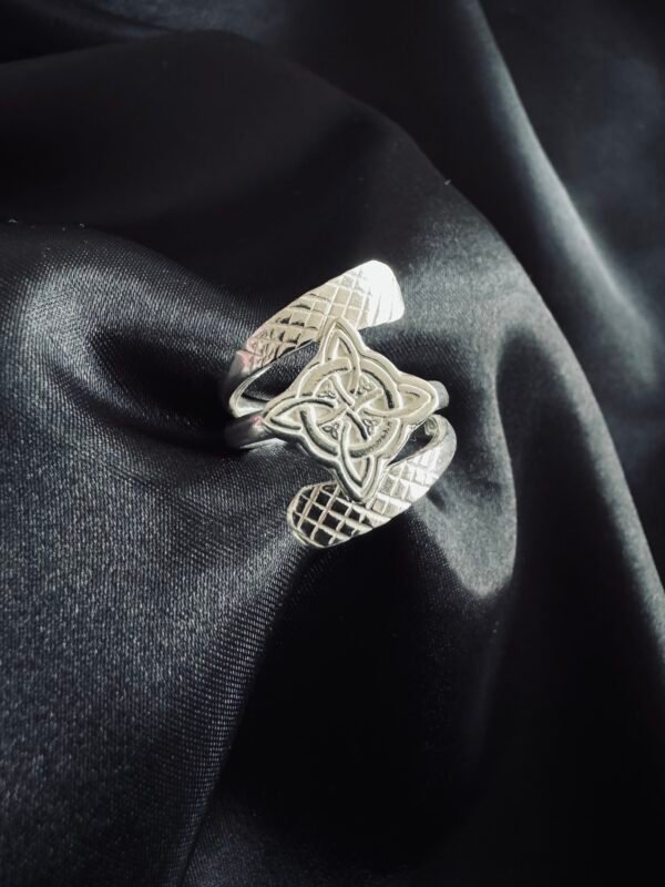 Anillo Nudo de Bruja Facetado