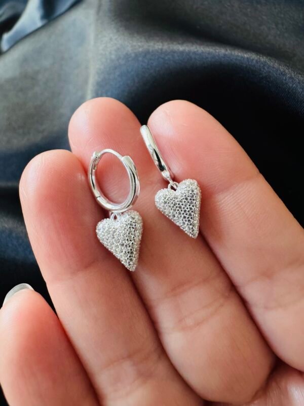 Argolla Huggie Corazón con Circones Pavé