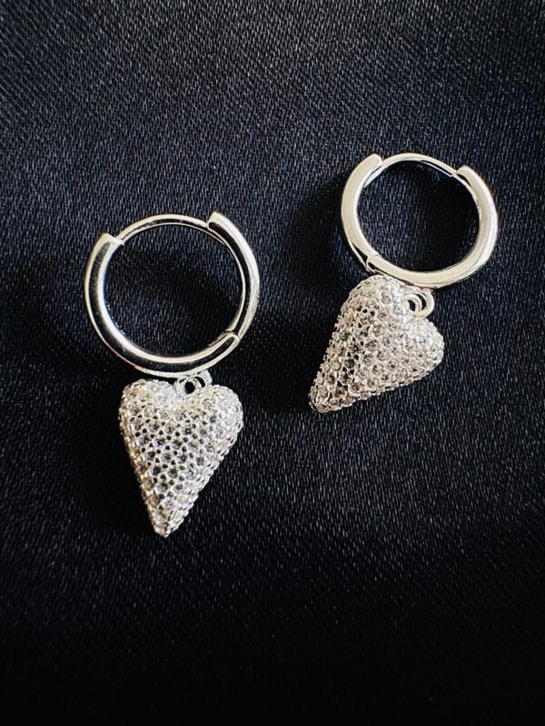 Argolla Huggie Corazón con Circones Pavé