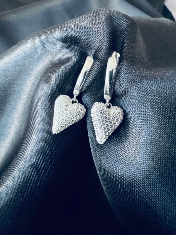 Argolla Huggie Corazón con Circones Pavé