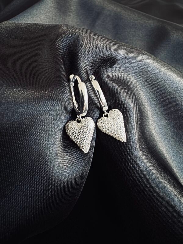 Argolla Huggie Corazón con Circones Pavé