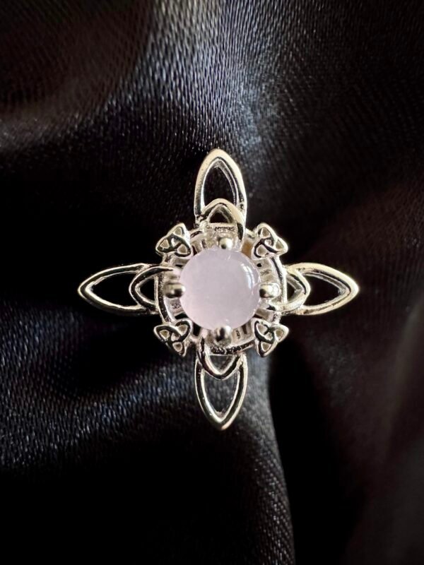 Nudo de Bruja con Triqueta y Cuarzo Rosa