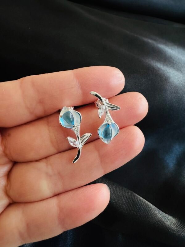 Aros Flor con Cristal Celeste Desigual