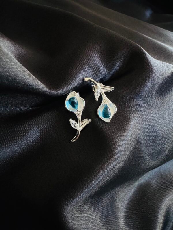 Aros Flor con Cristal Celeste Desigual