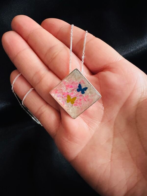 Colgante Rombo Rosa con Mariposas de color