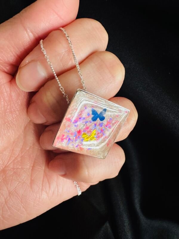 Colgante Rombo Rosa con Mariposas de color