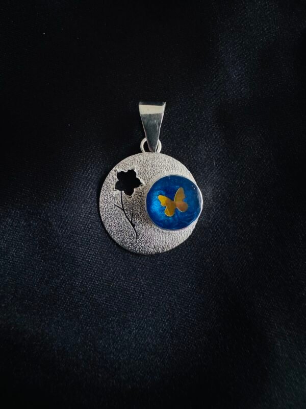 Colgante Flor y Mariposa Azul Martillado