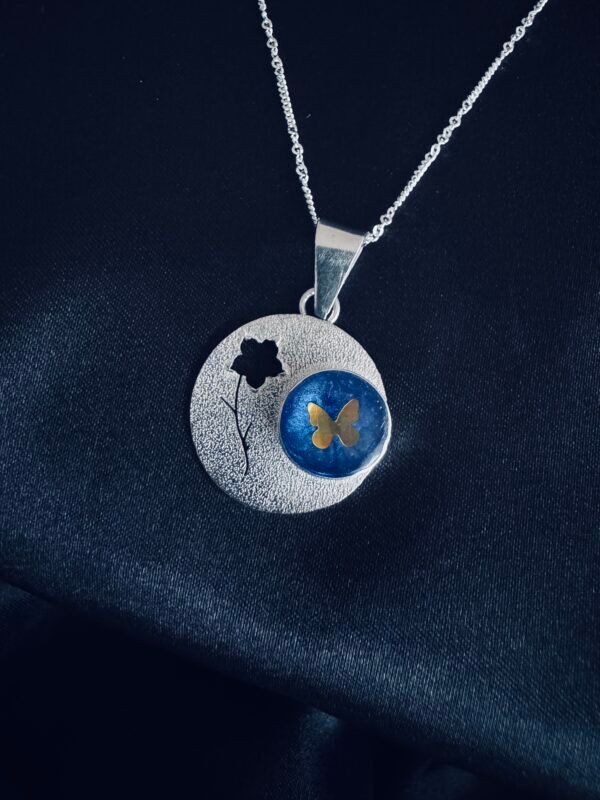 Colgante Flor y Mariposa Azul Martillado