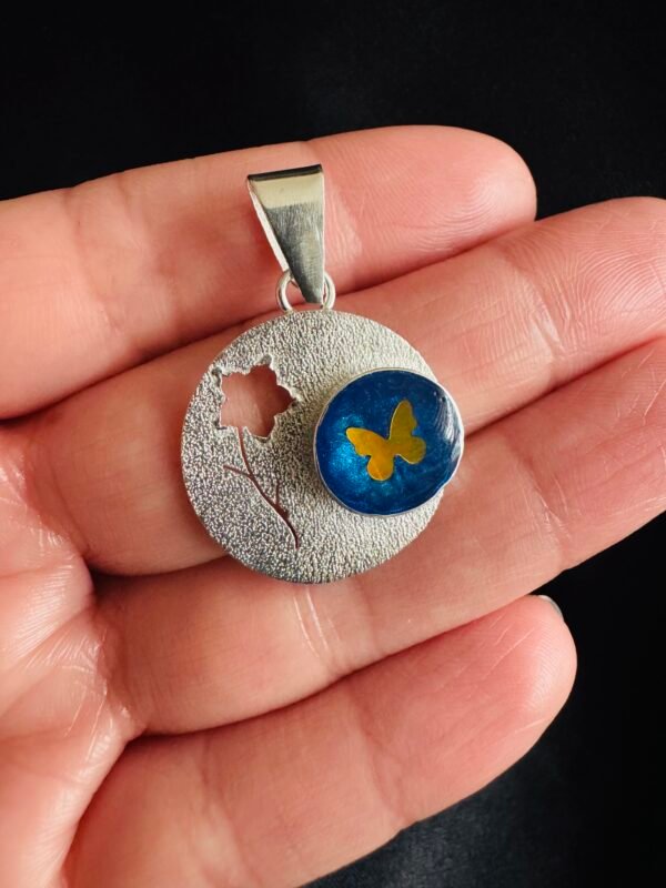 Colgante Flor y Mariposa Azul Martillado